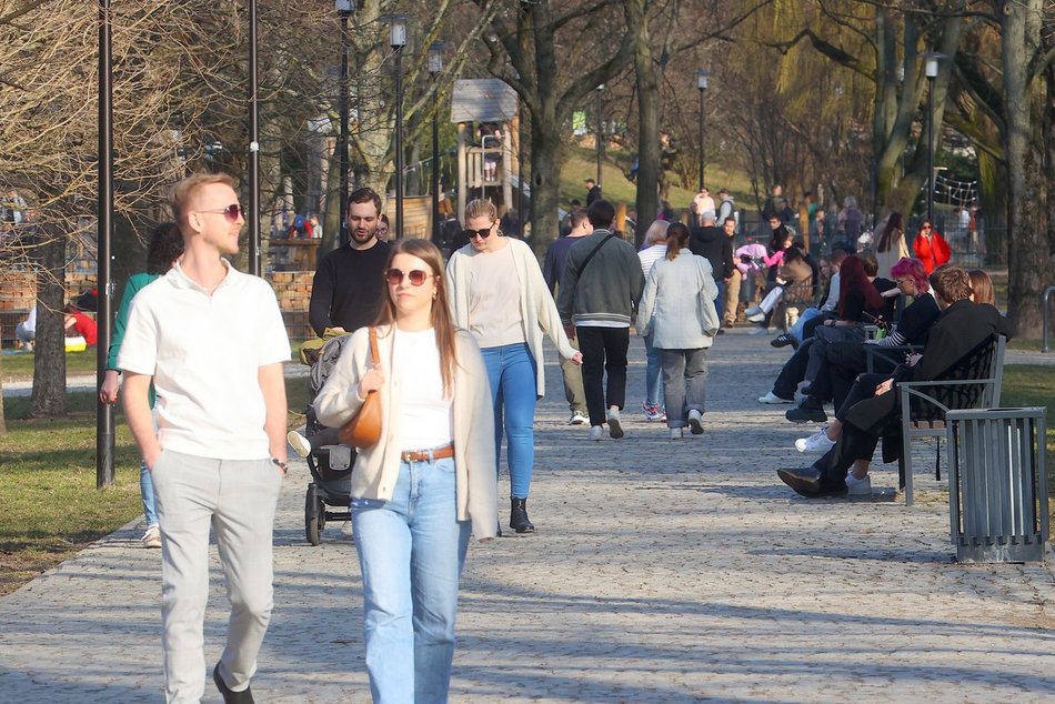 Łódź. Łódź budzi się do życia! Łodzianie i turyści tłumnie korzystają z pierwszych dni wiosny