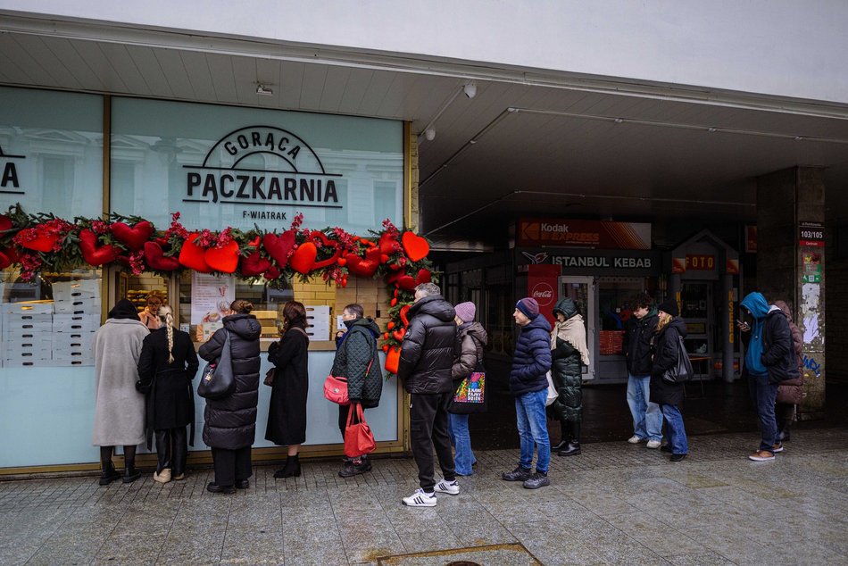 Łódź. Kolejka po pączki