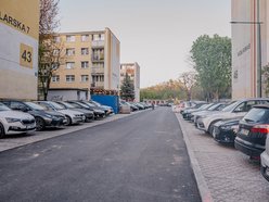 Łódź. Wioślarska w Łodzi po remoncie pierwszego odcinka. Nowe parkingi, jezdnia i chodniki