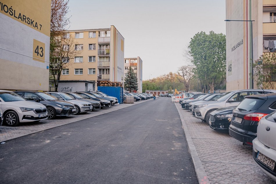 Łódź. Wioślarska w Łodzi po remoncie pierwszego odcinka. Nowe parkingi, jezdnia i chodniki