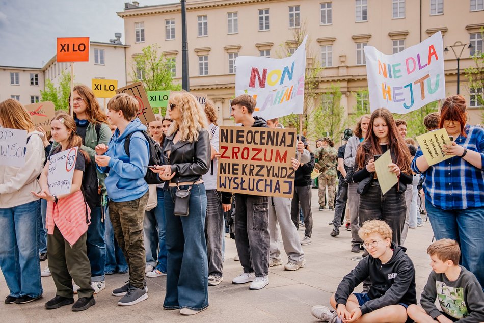 Łódź. Marsz Przeciwko Przemocy i Hejtowi przeszedł Piotrkowską. Uczniowie w ważnej sprawie!