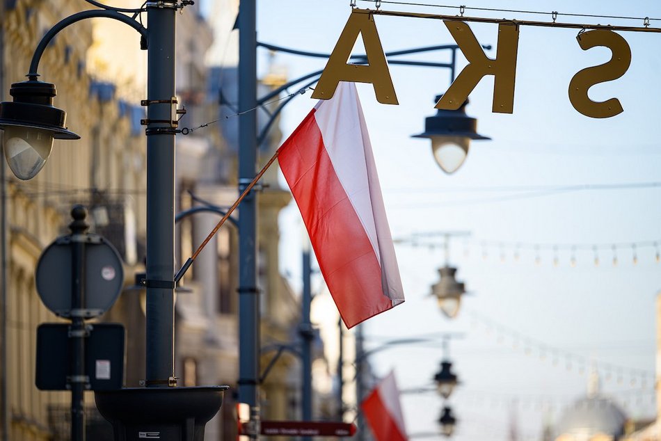 Łódź. Biało-czerwono na Piotrkowskiej. Flagi z okazji Święta Niepodległości