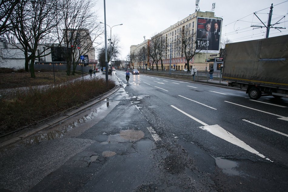 Ulica Zachodnia przed remontem - dziury w nawierzchni