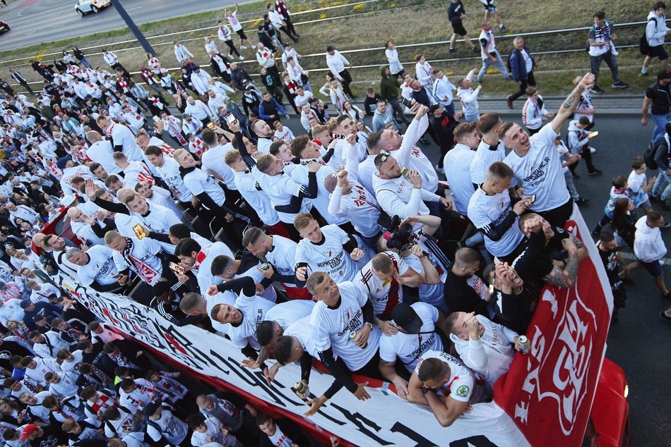 kibice i piłkarze świętują sukces