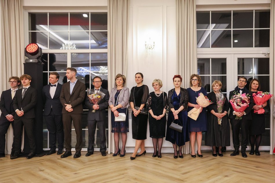 Łódź. Studniówka II LO w Łodzi. Wspaniali maturzyści świętowali w Pałacu Skotniki