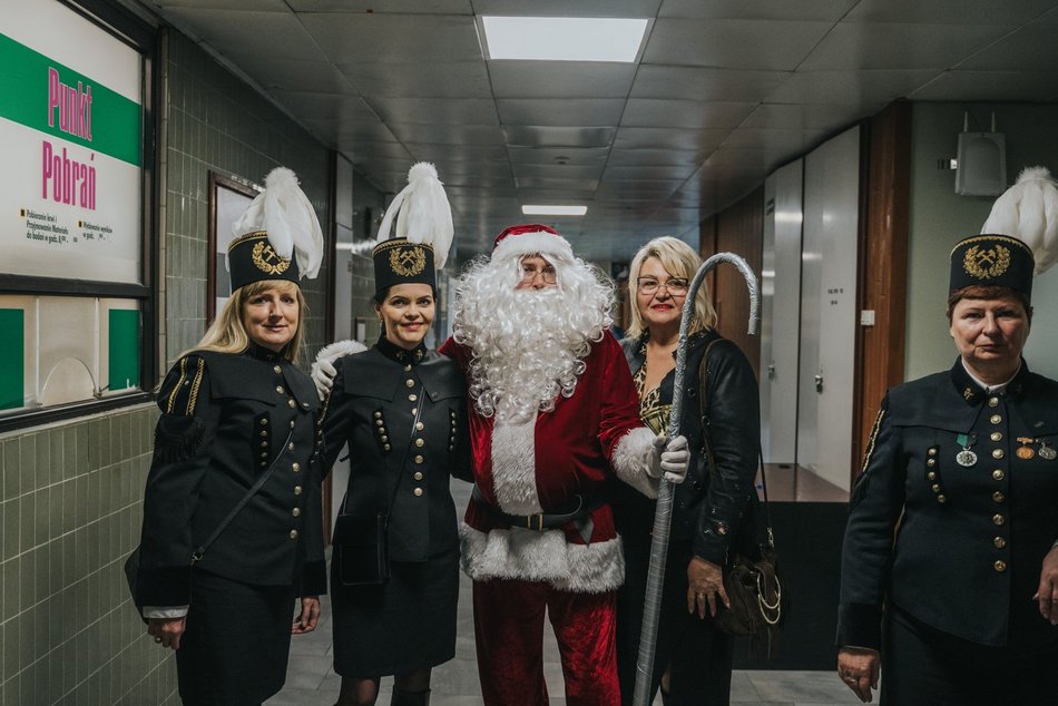 Łódź. Tradycja podtrzymana! Górnicy z Bełchatowa oddali krew i odwiedzili dzieci w Szpitalu Matki Polki w Łodzi