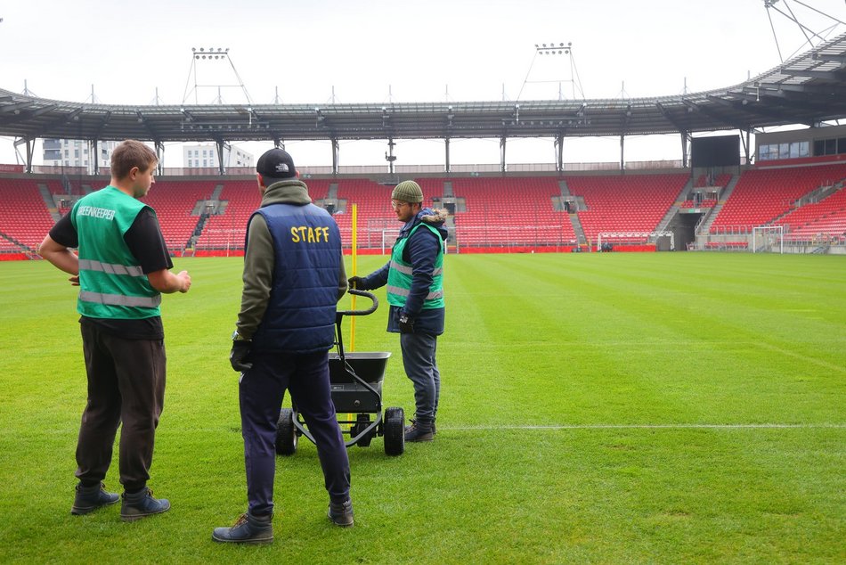 Łódź. Zima na stadionach w Łodzi. Jak MAKiS dba o murawy przy al. Piłsudskiego i al. Unii?