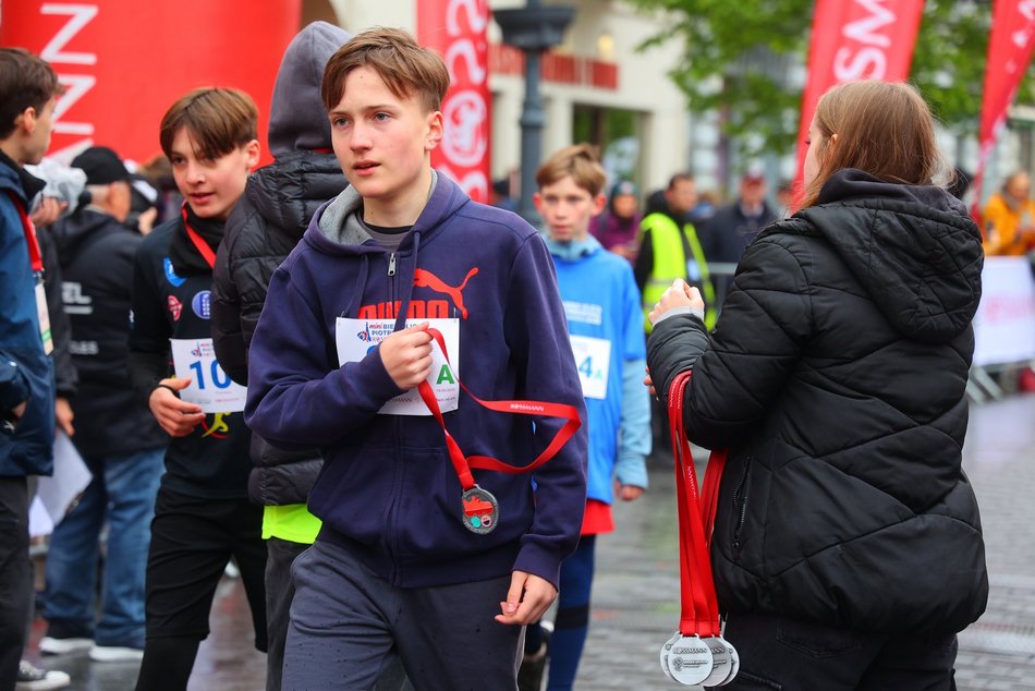 Mini Bieg Ulicą Piotrkowską w Łodzi w deszczu. To nie zepsuło jednak imprezy