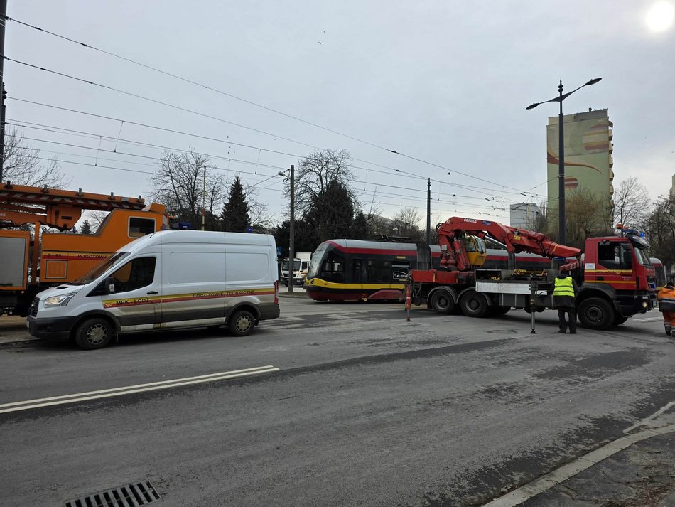 Łódź. Zderzenie tramwaju MPK Łódź z samochodem