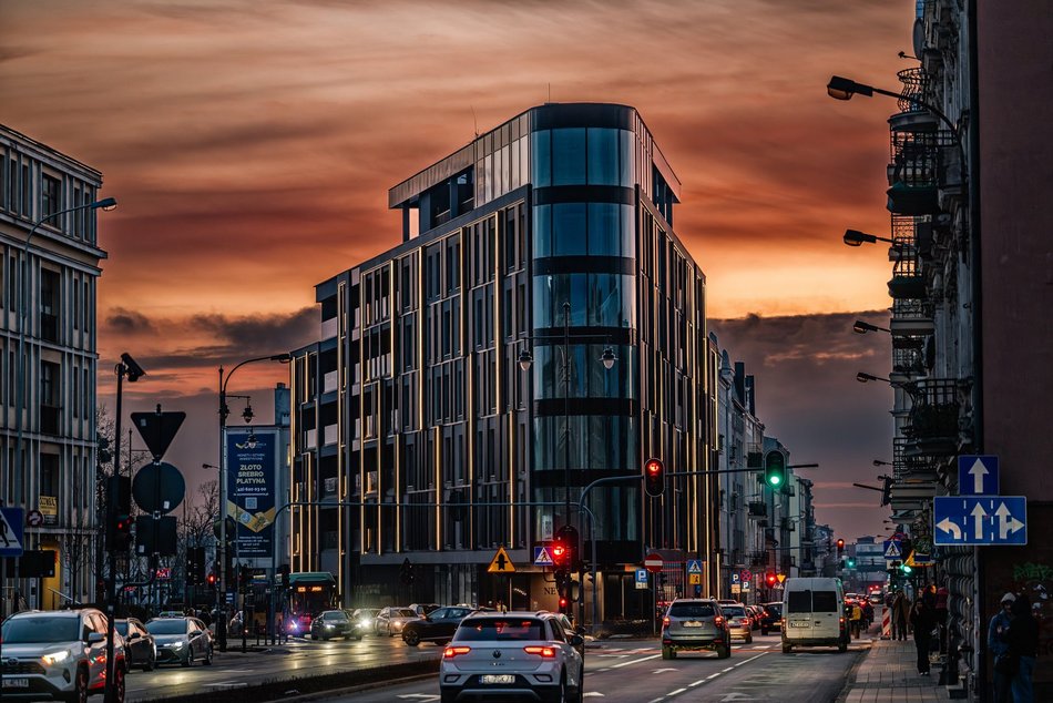 Łódź. New Iron w Łodzi o zachodzie słońca. Widok zapiera dech w piersiach!