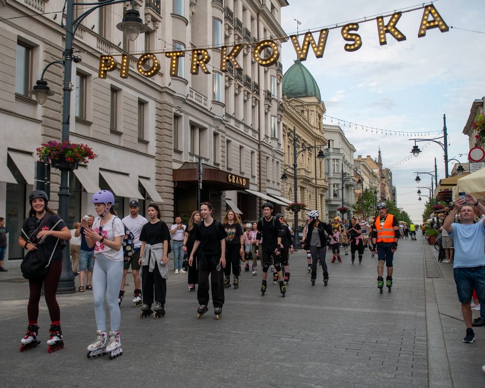 Łódź. Nightskating Łódź za nami. Rolkarze znów opanowali Piotrkowską