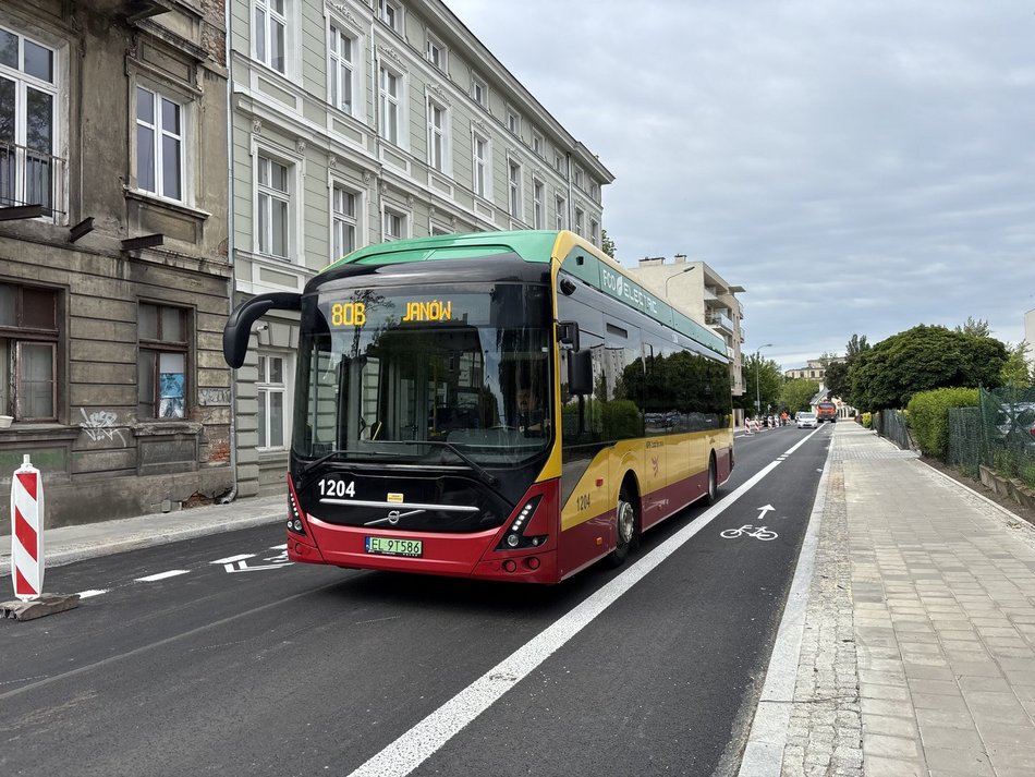 Łódź. Koniec remontu Skłodowskiej-Curie w Łodzi. Nowa jezdnia, chodniki, przystanki i zieleń