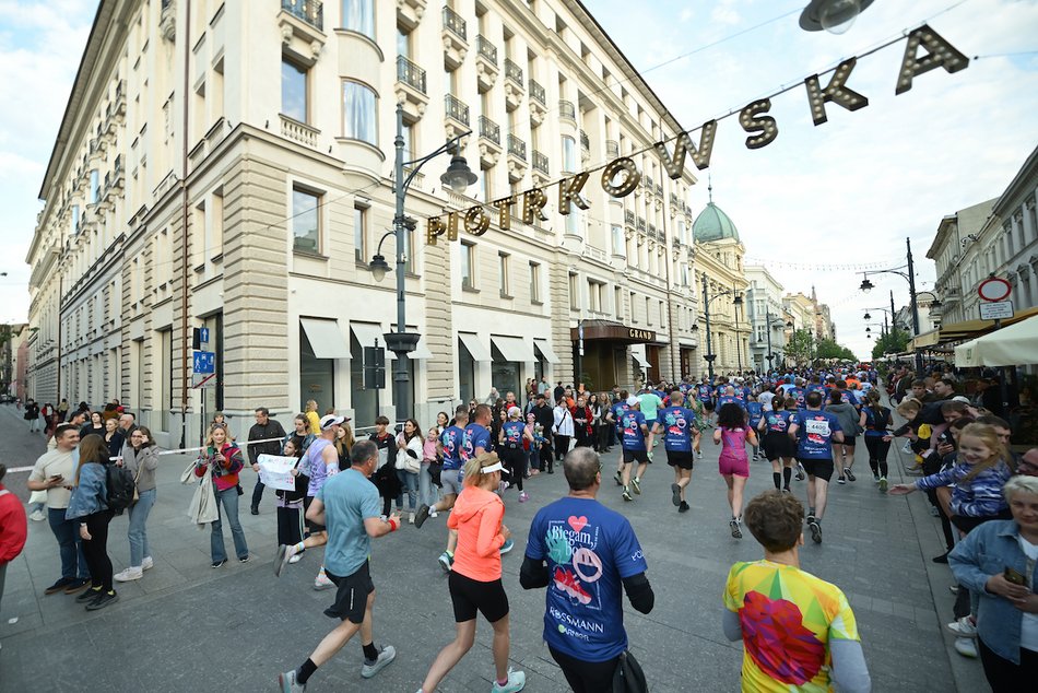 Łódź. Bieg Ulicą Piotrkowską Rossmann Run 2025 wystartował! Walka o życiowe rekordy