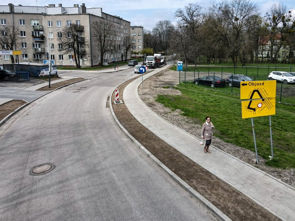 Leją asfalt na Bednarskiej. Koniec prac planowany przed majówką.