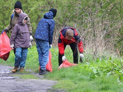 zbieranie śmieci nad rzeką