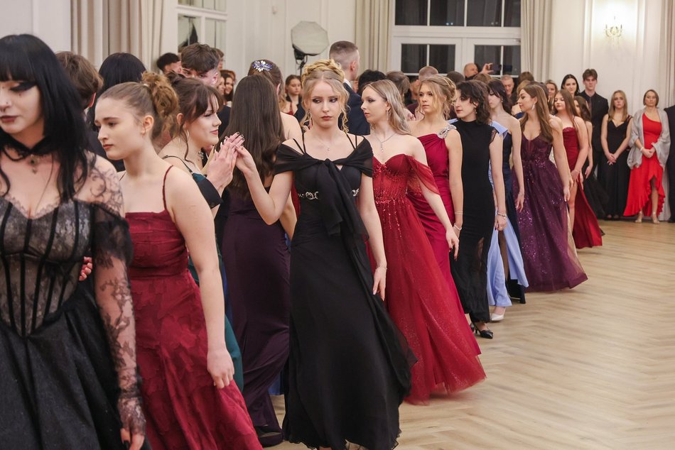 Łódź. Studniówka II LO w Łodzi. Wspaniali maturzyści świętowali w Pałacu Skotniki