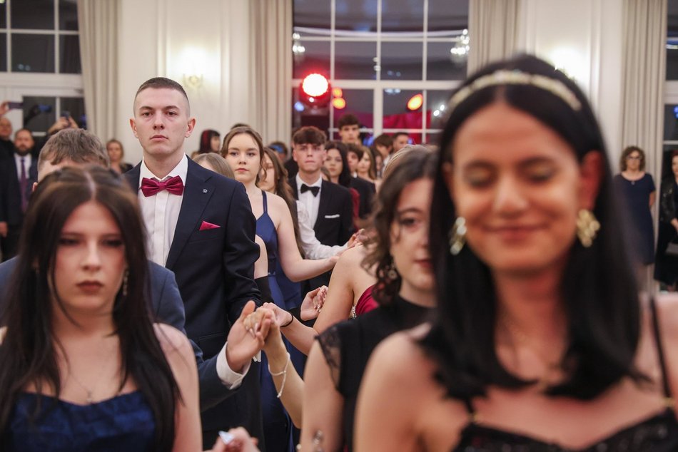 Łódź. Studniówka II LO w Łodzi. Wspaniali maturzyści świętowali w Pałacu Skotniki