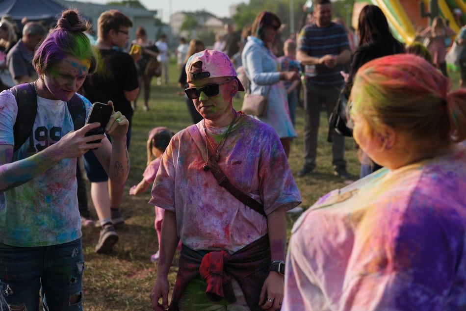Łódź. Festiwal kolorów na Stawach Jana w Łodzi. Tłumy wzięły udział w bitwie na kolorowy proszek!