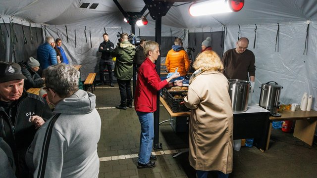 Namiot Pełen Ciepła w Łodzi. Gorąca zupa, odzież, koce i śpiwory dla osób w kryzysie bezdomności