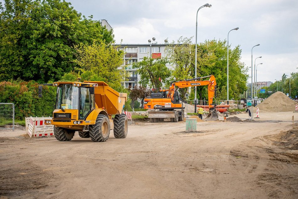 Łódź. Remont Śmigłego-Rydza i Niższej w Łodzi. Budują konstrukcję nowego torowiska