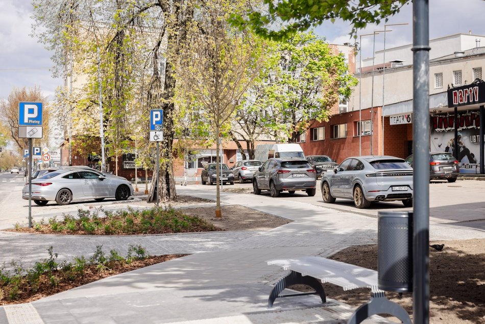 Łódź. Żeromskiego w Łodzi po remoncie. Chodniki bez aut, nowe parkingi i dużo zieleni