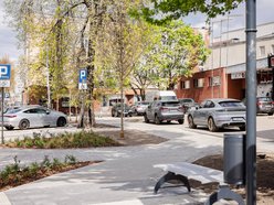Łódź. Żeromskiego w Łodzi po remoncie. Chodniki bez aut, nowe parkingi i dużo zieleni