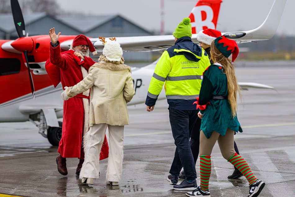 Mikołaj przyleciał helikopterem na lotnisko w Łodzi