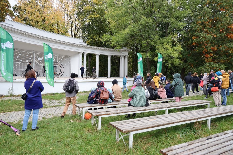 Pokaz rowerowy w parku Julianowskim