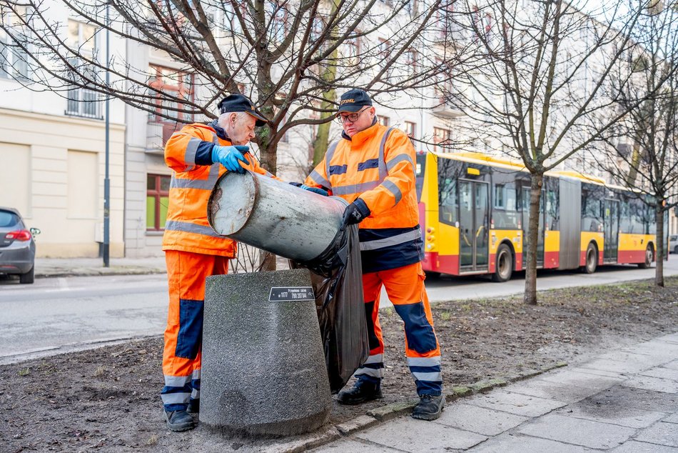 Widzisz przepełniony kosz na śmieci w Łodzi? Zadzwoń, a służby go opróżnią!