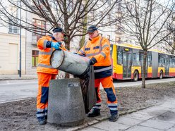 Widzisz przepełniony kosz na śmieci w Łodzi? Zadzwoń, a służby go opróżnią!