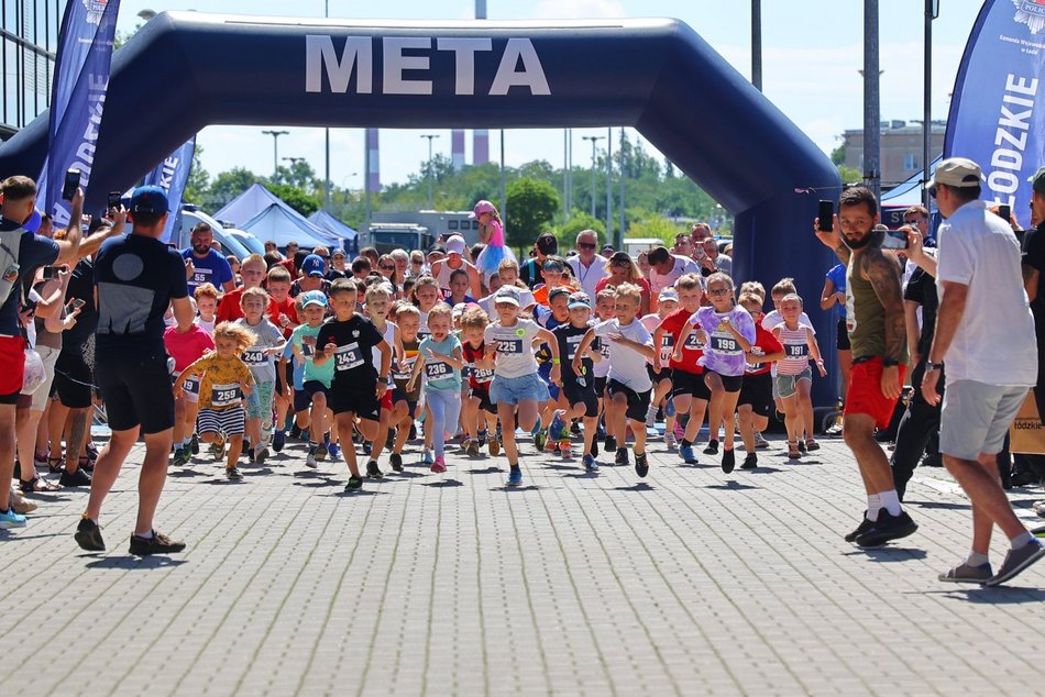 Piknik rodzinny "Bezpieczne wakacje z mundurem" pod Atlas Areną