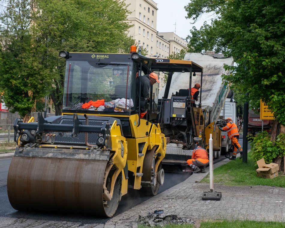 Układanie asfaltu na ul. Zachodniej