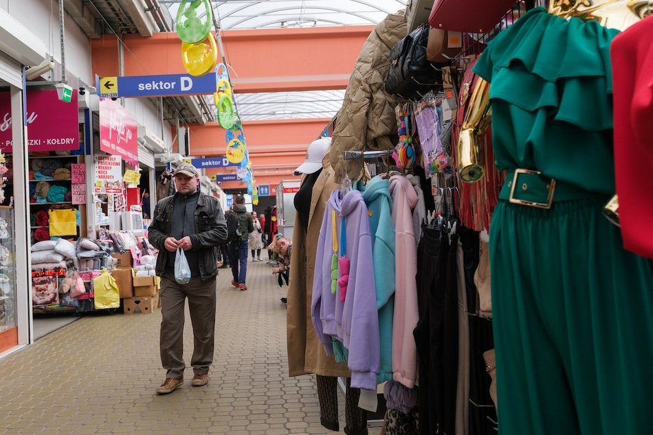 Łódź. Przedświąteczne zakupy na Rynku Bałuckim