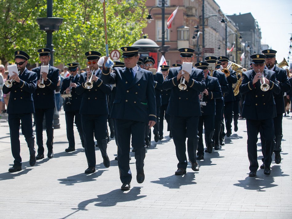 Łódź biało-czerwona. Ulicami miasta przeszedł marsz z okazji Dnia Flagi Rzeczypospolitej Polskiej