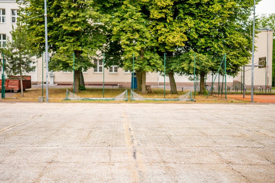 Łódź. Trwa remont orlika przy Kuźnickiej w Łodzi. Będzie nowa nawierzchnia, siatki i plac zabaw
