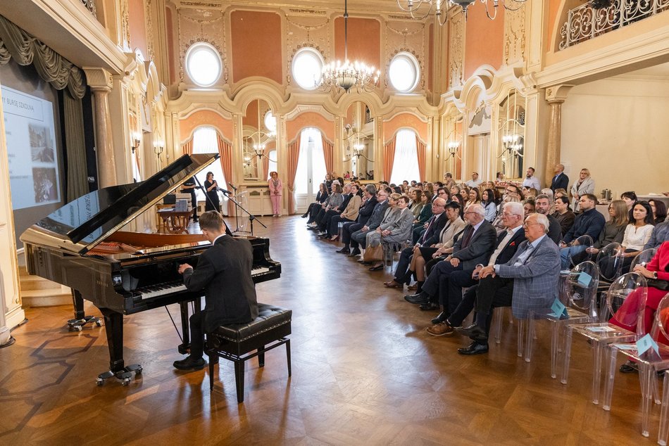 Łódź. Stypendia dla wybitnych uczniów z Łodzi i regionu przyznane. Nagrodzeni także nauczyciele