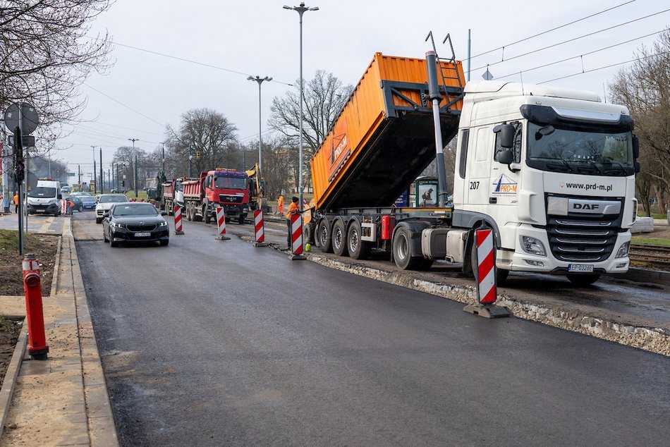 Remonty dróg na Dąbrowie w Łodzi. Wiemy, kiedy koniec prac!