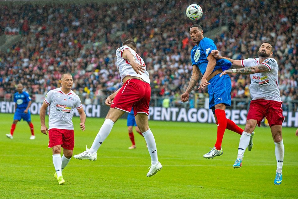 Łódź. Mecz Gwiazd w Łodzi. Na murawie Boniek, Krzynówek, Krychowiak