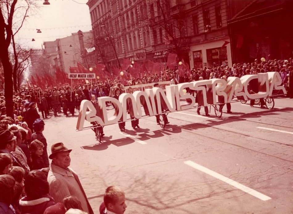 Łódzkie pochody pierwszomajowe. Specjalne platformy, flagi, hasła i dobrowolny przymus
