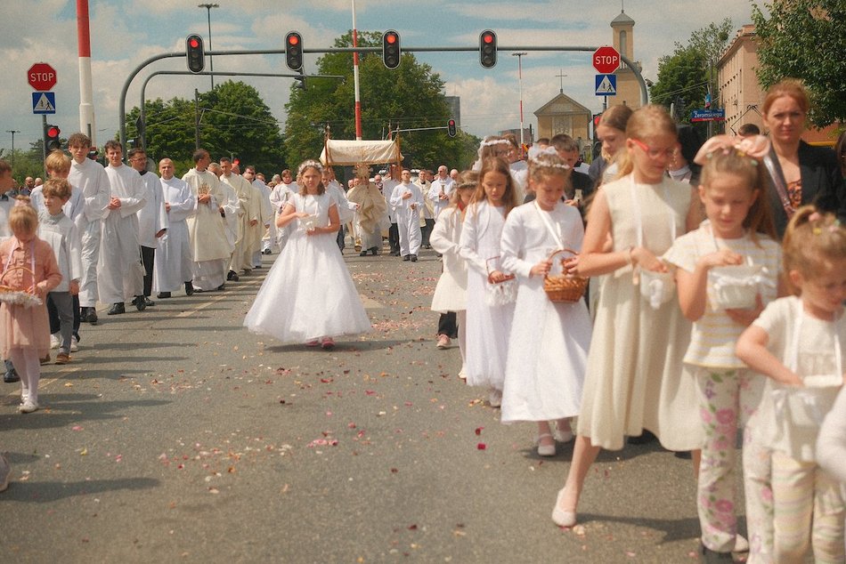 Łódź. Boże Ciało w Łodzi. Ulicami miasta przeszła procesja z kościoła M.B. Zwycięskiej