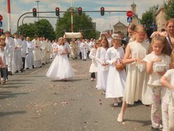 Łódź. Boże Ciało w Łodzi. Ulicami miasta przeszła procesja z kościoła M.B. Zwycięskiej