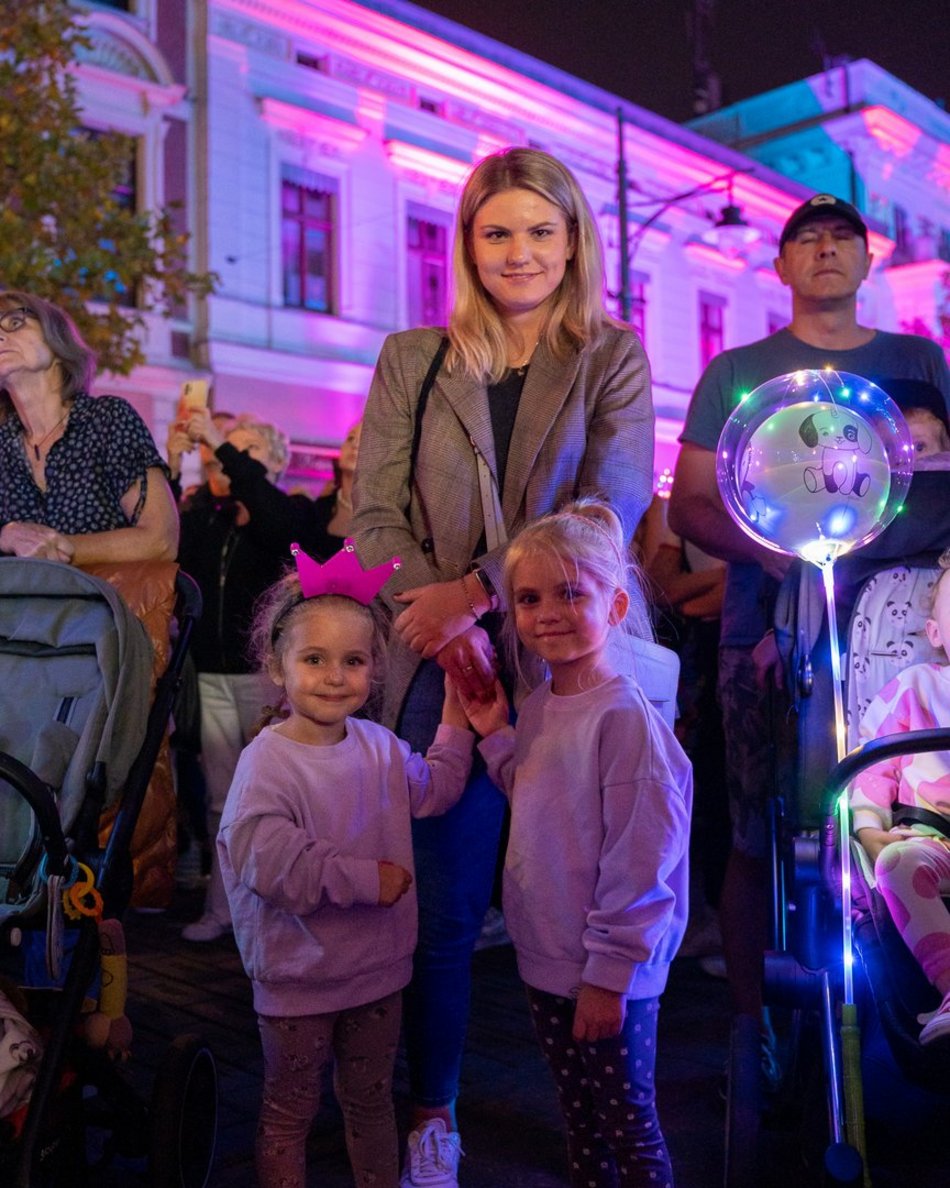 ludzie na festiwalu światła w Łodzi
