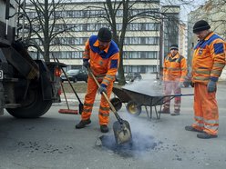 W marcu robotnicy naprawiali drogi w ponad 400 lokalizacjach