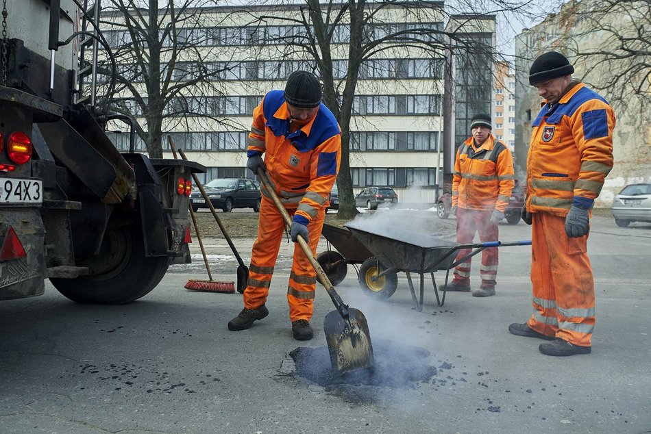 W marcu robotnicy naprawiali drogi w ponad 400 lokalizacjach