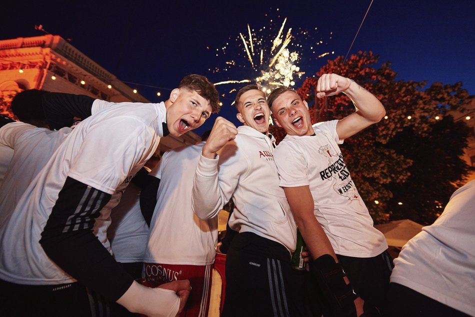 kibice i piłkarze świętują sukces