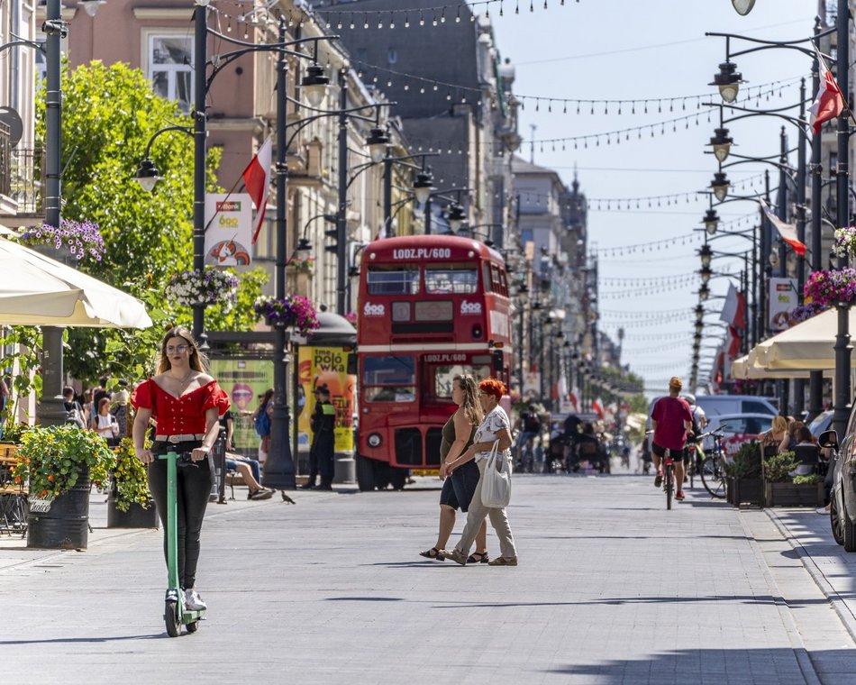 ludzie w centrum miasta