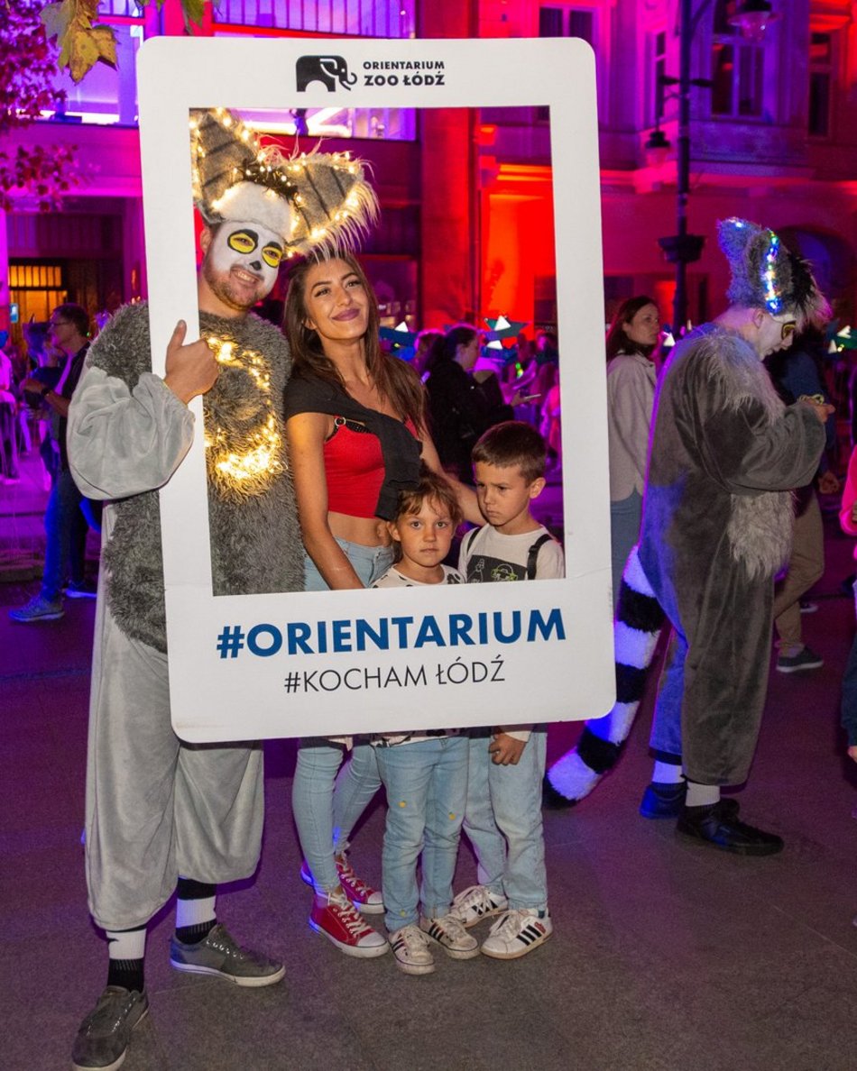 ludzie na festiwalu światła w Łodzi