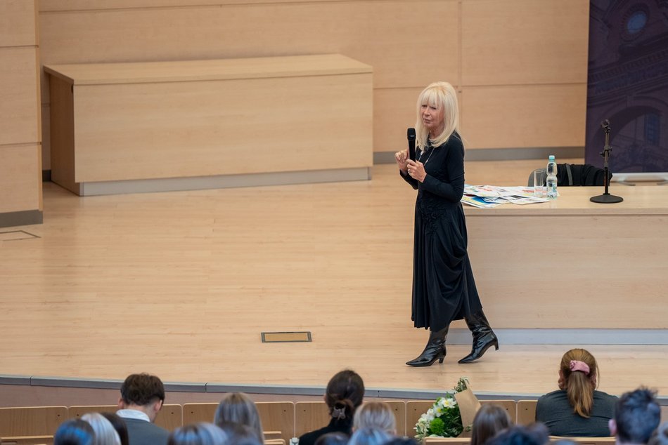 Łódź. Anna Maria Wesołowska na Uniwersytecie Łódzkim. Aula WPiA pękała w szwach