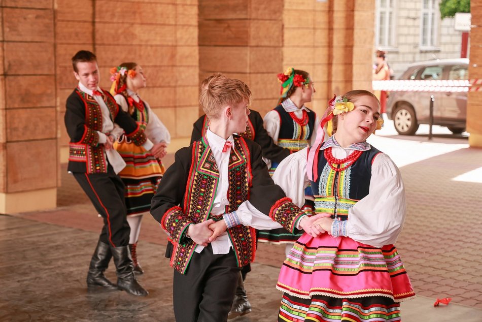 Łódź. Łodzianie uczcili je tańcem przy pomniku pisarza
