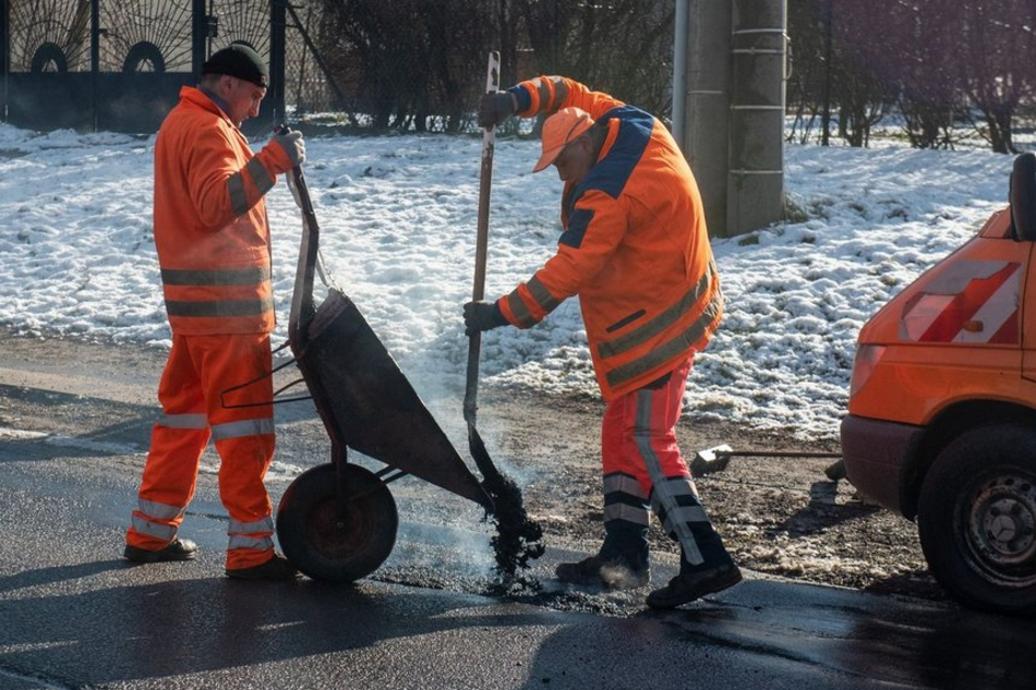 Łódź. Setki remontów dróg w Łodzi to mniej dziur i odszkodowań. Sprawdź, jak zgłosić ubytek w jezdni